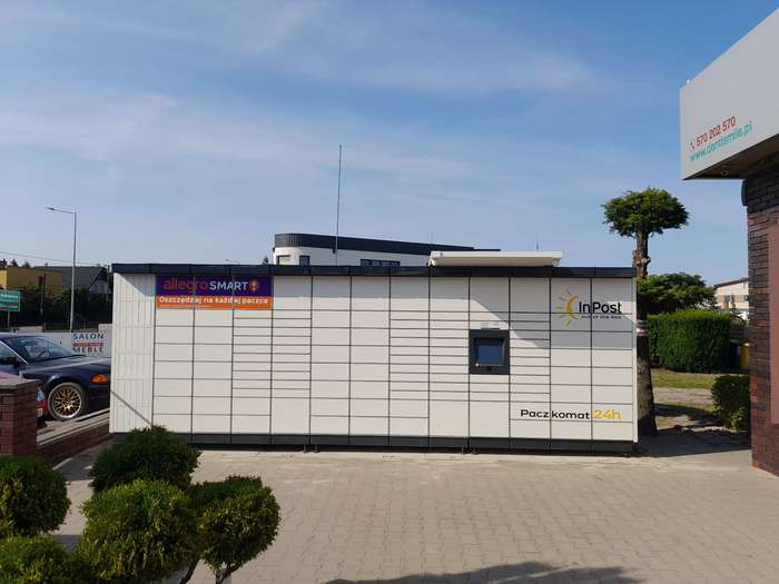 Paczkomat GUS02M Przed budynkiem usługowo - handlowym