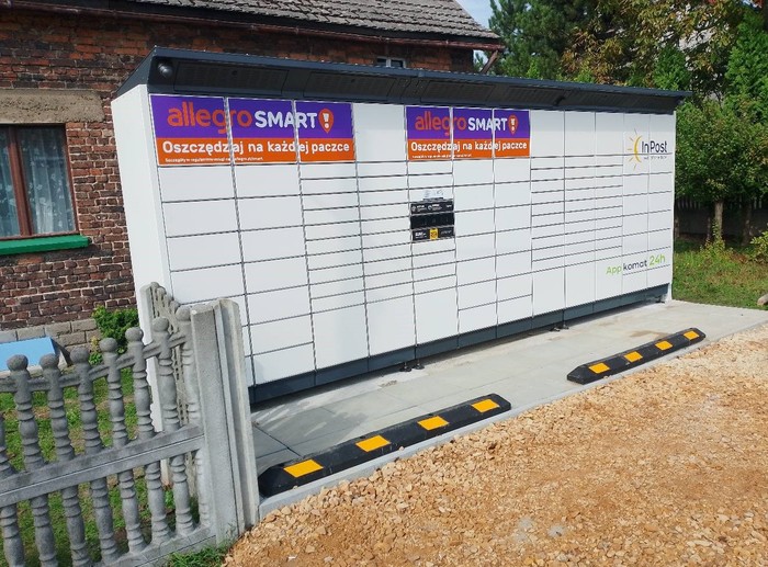 Поштомат GVI01BAPP obok zakładu stolarskiego