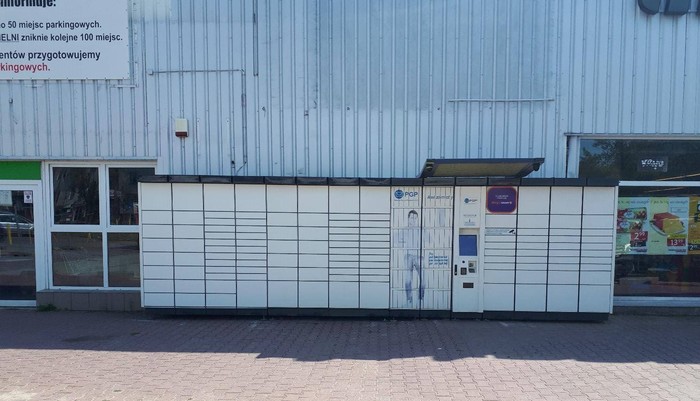 Paczkomat GWI01L przy parkingu