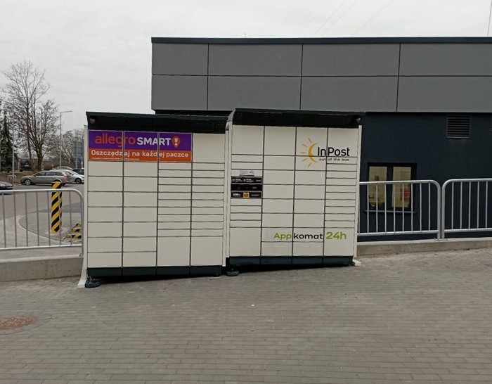 Paczkomat GWI03BAPP przy parkingu marketu