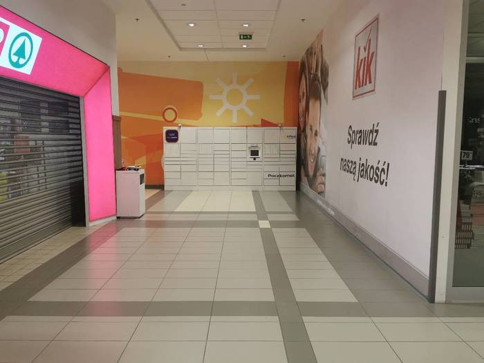 Paczkomat GWI03HO w galerii obok sklepu Carrefour