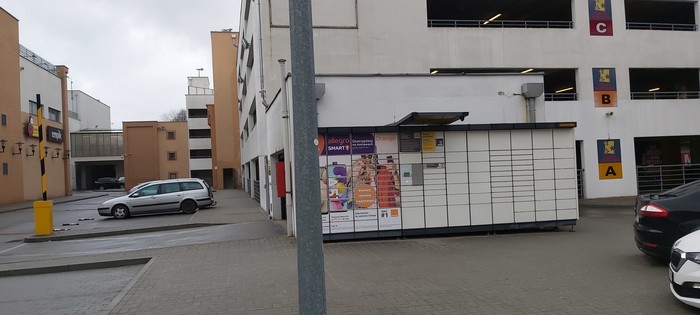 Paczkomat GWI03N Na parkingu przy Centrum Handlowym Askana