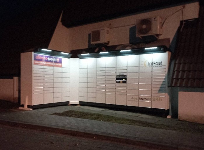 Paczkomat GWI04BAPP przy budynku