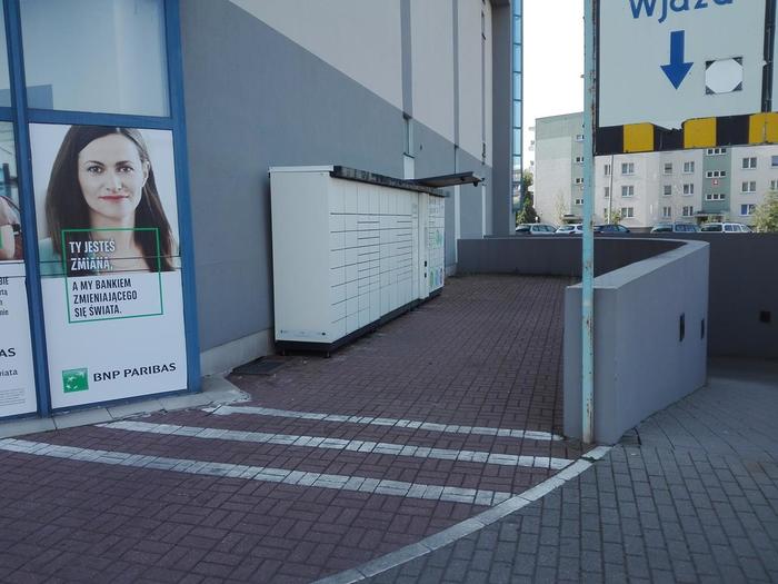 Paczkomat GWI05ML Przy banku, obok Centrum Handlowego Panorama