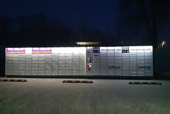Paczkomat GWI07A na parkingu