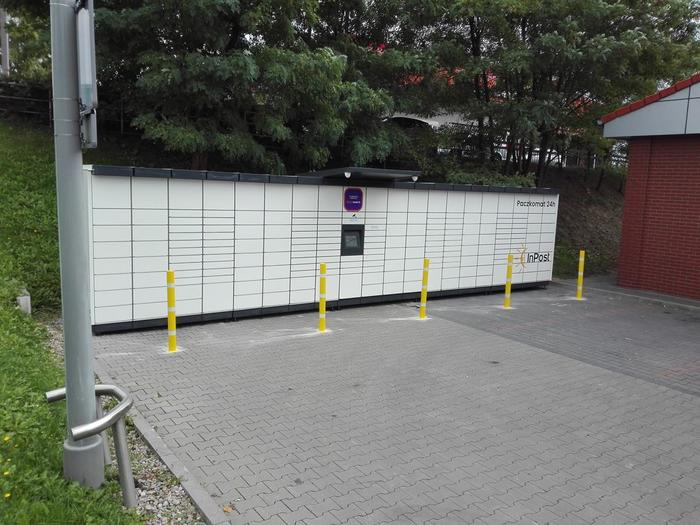 Paczkomat GWI07M Na parkingu sklepu Lidl