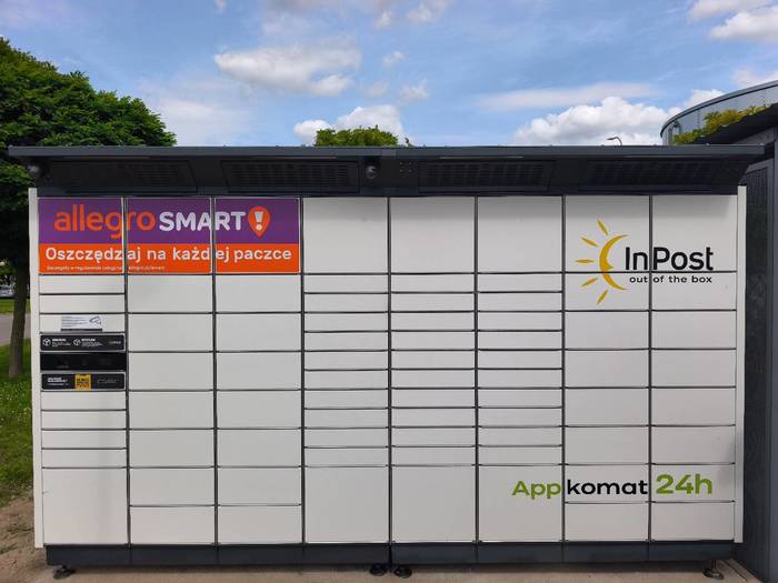 Paczkomat GWI09BAPP przy parkingu