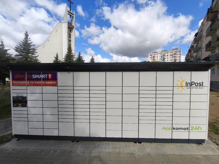 Paczkomat GWI10BAPP przy parkingu