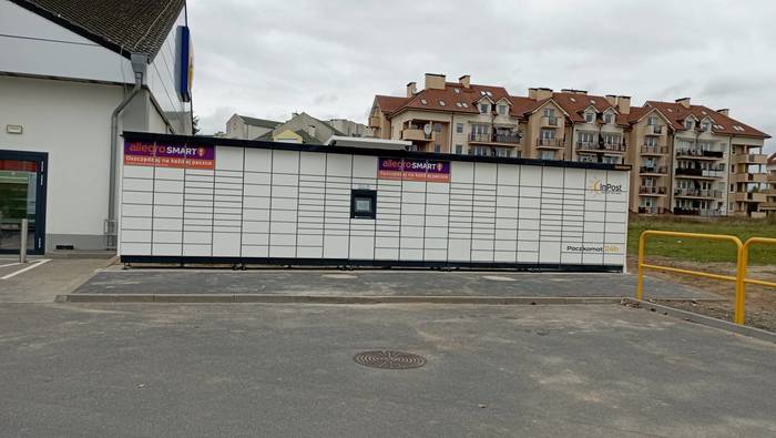 Paczkomat GWI10M Na parkingu LIDL