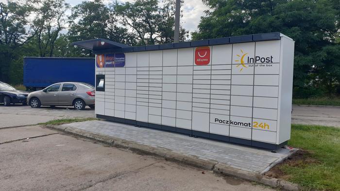 Поштомат GWI20M na parkingu przed biurowcem