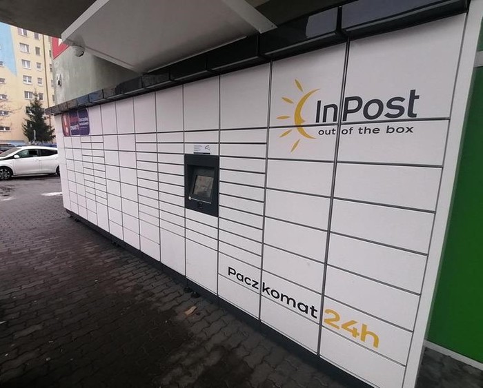 Paczkomat GWI22M na parkingu przy hali Orbi od ul. Baczyńskiego