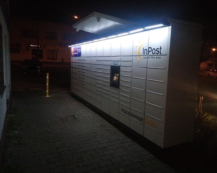 Paczkomat GWI23M na parkingu przy markecie Decorama
