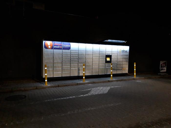 Поштомат GWI24M za budynkiem stacji paliw