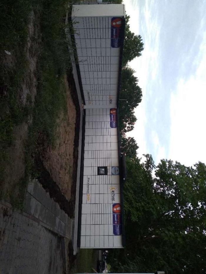 Paczkomat GWI25M Na parkingu sklepu Biedronka