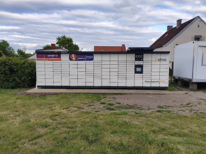 Paczkomat GWI27M Na parkingu Sklepu Trawka