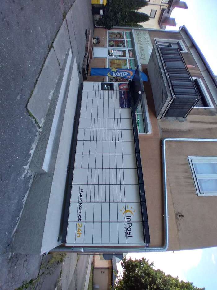 Parcel Locker GWI29M Na parkingu sklepu spożywczego