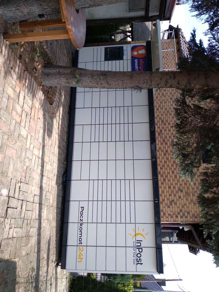 Paczkomat GWI30M Na parkingu Auto Myjni