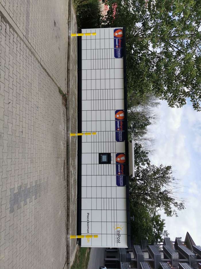 Paczkomat GWI31M Na parkingu przy budynku Lizbońska 8