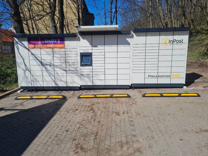 Paczkomat GWI51M na parkingu przed amfiteatrem