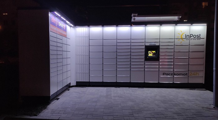 Поштомат GWI52M przy parkingu osiedlowym