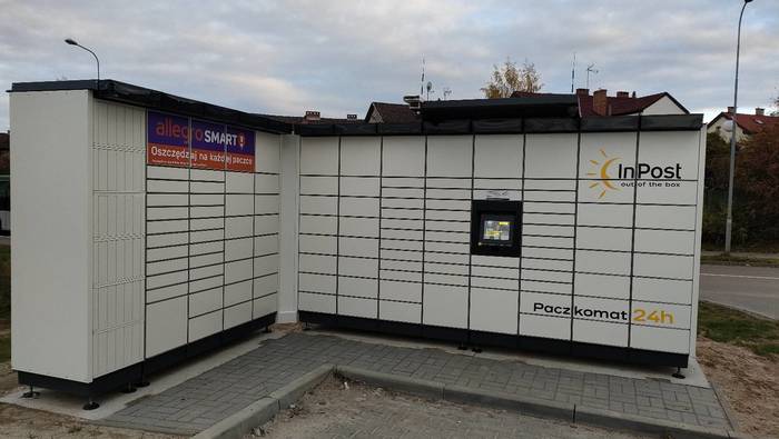 Paczkomat GWI55M przy parkingu
