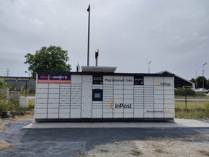 Paczkomat GWI60M na parkingu