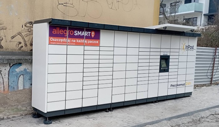 Paczkomat GWI61M przy parkingu