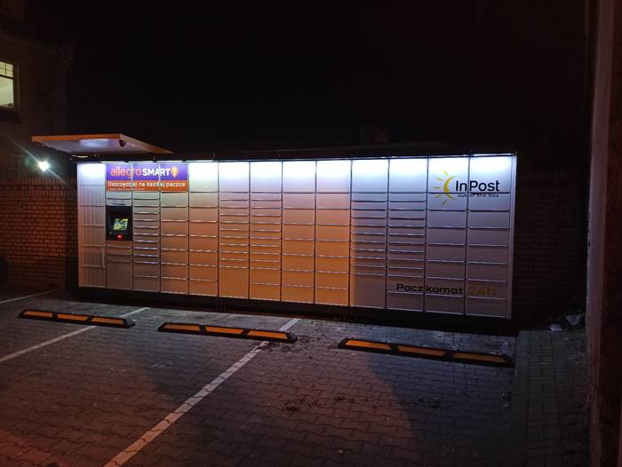 Paczkomat GWL06M Wzdłuż muru obok bankomatu