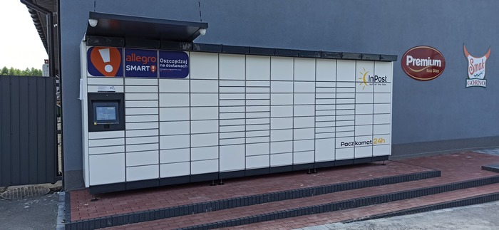 Paczkomat GXN01M Z lewej strony budynku