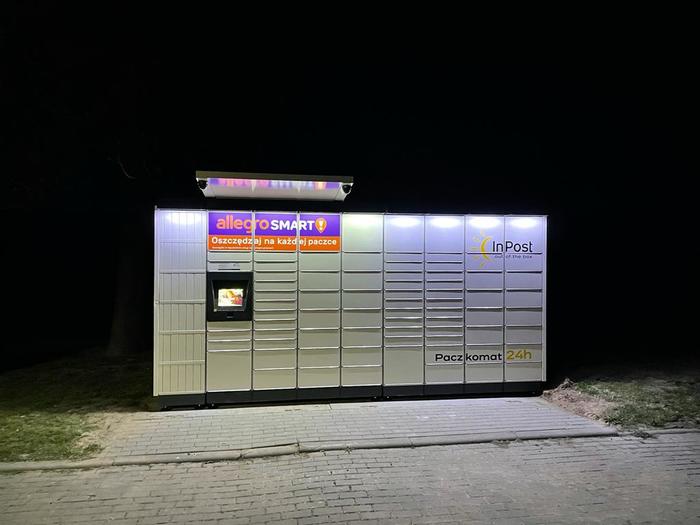 Paczkomat GXY01M Na parkingu