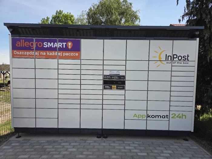 Paczkomat GYBQ01BAPP na posesji prywatnej