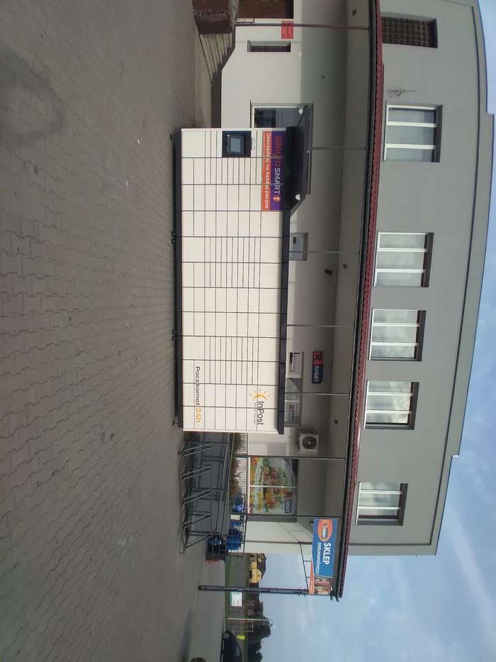 Paczkomat GYX01M przed sklepem spożywczym