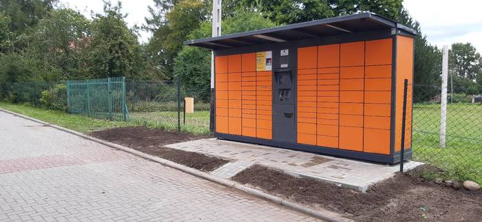 Paczkomat GYZ01F przy boisku
