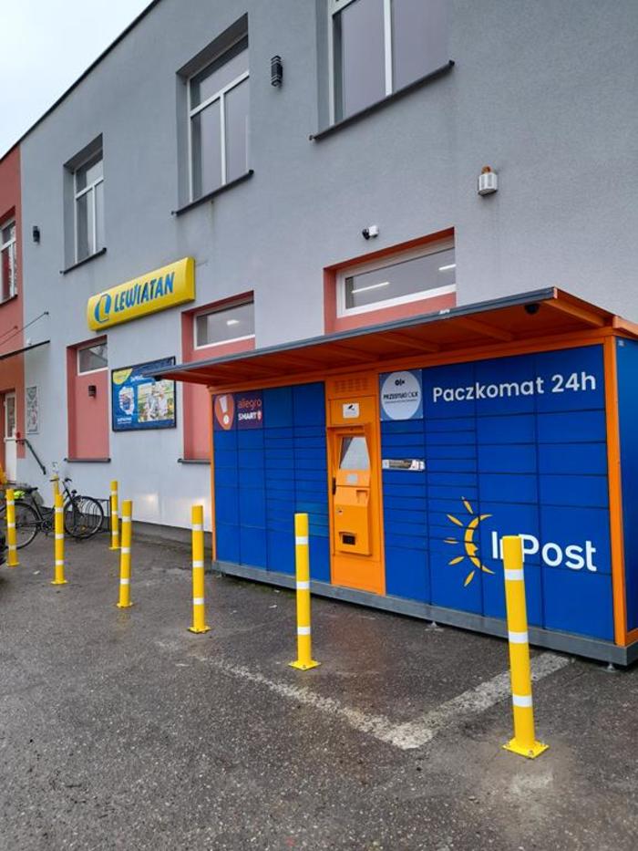 Parcel Locker GZM01G Obok wejścia do sklepu Groszek