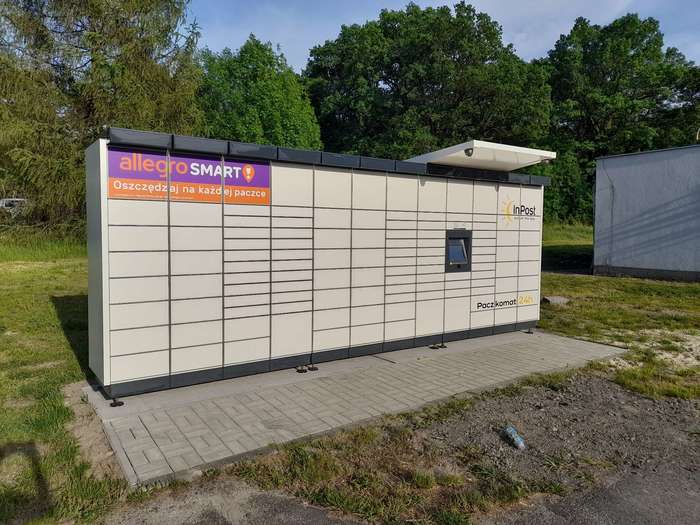 Paczkomat GZN01M przy parkingu stacji paliw