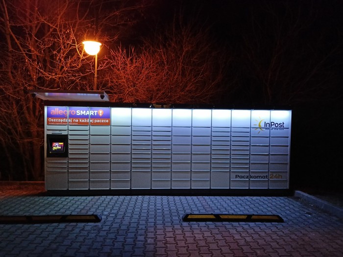 Paczkomat GZX01M parking przy ośrodku zdrowia