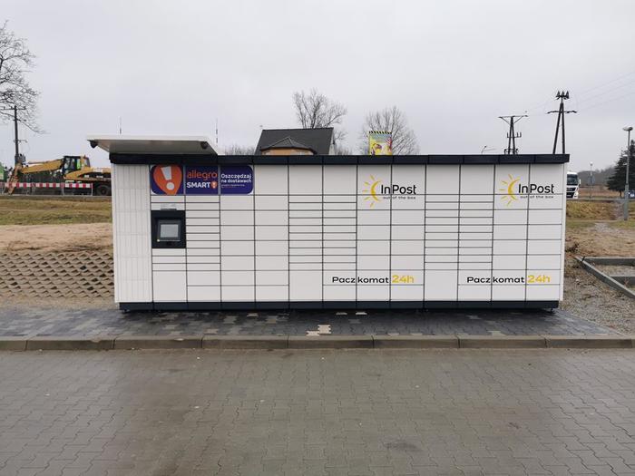 Paczkomat GZY01M na parkingu