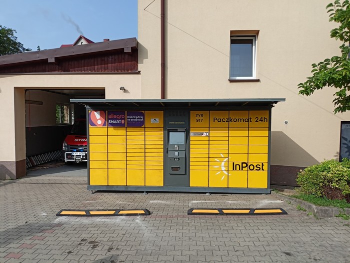 Parcel Locker HAB02G na parkingu obok OSP