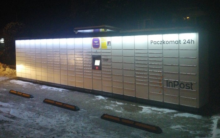 Paczkomat HEC01M Parking przed sklepem