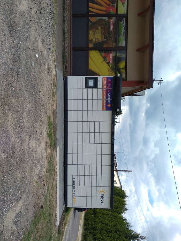 Paczkomat HER02M Na parkingu sklepu