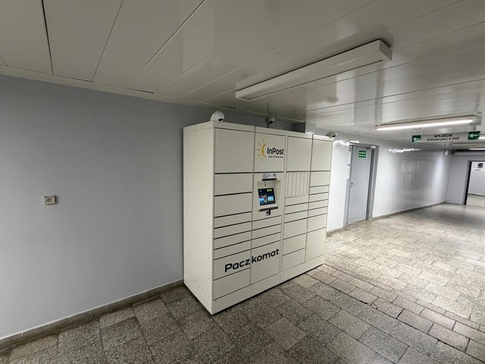 Paczkomat HJN01H Na korytarzu poziom 0, po lewej stronie wychodząc z windy