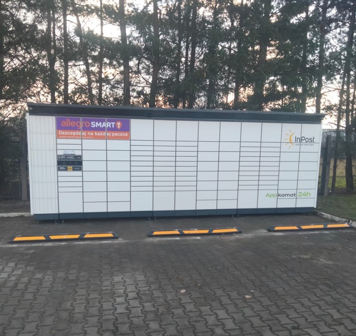 Parcel Locker HJN02BAPP Na parkingu stacji paliw Pronar
