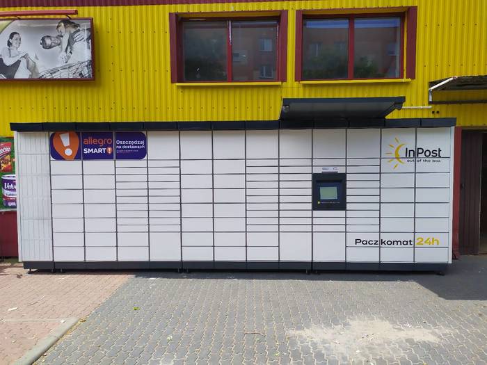Paczkomat HJN07M Obok wejścia do sklepu "Arhelan"