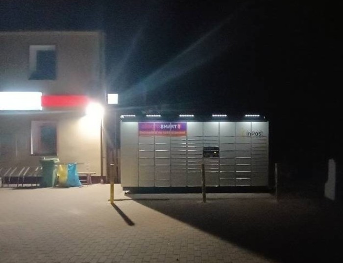 Paczkomat HNL01BAPP Przy sklepie ABC, po prawej stronie.