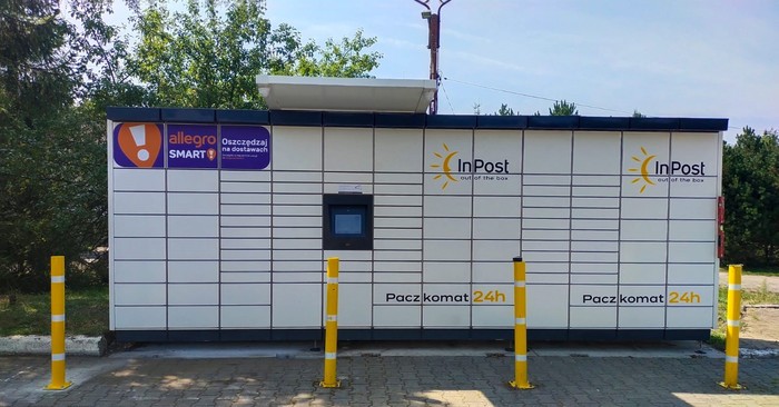 Paczkomat HRB01M na stacji paliw