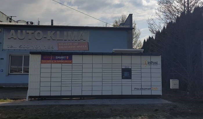 Paczkomat HRB02M Na parkingu przed budynkiem