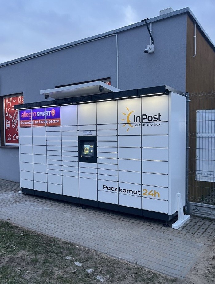 Parcel Locker HRUD01M parking przed sklepem