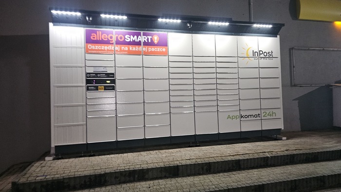 Paczkomat HSK01BAPP Na parkingu przed sklepem