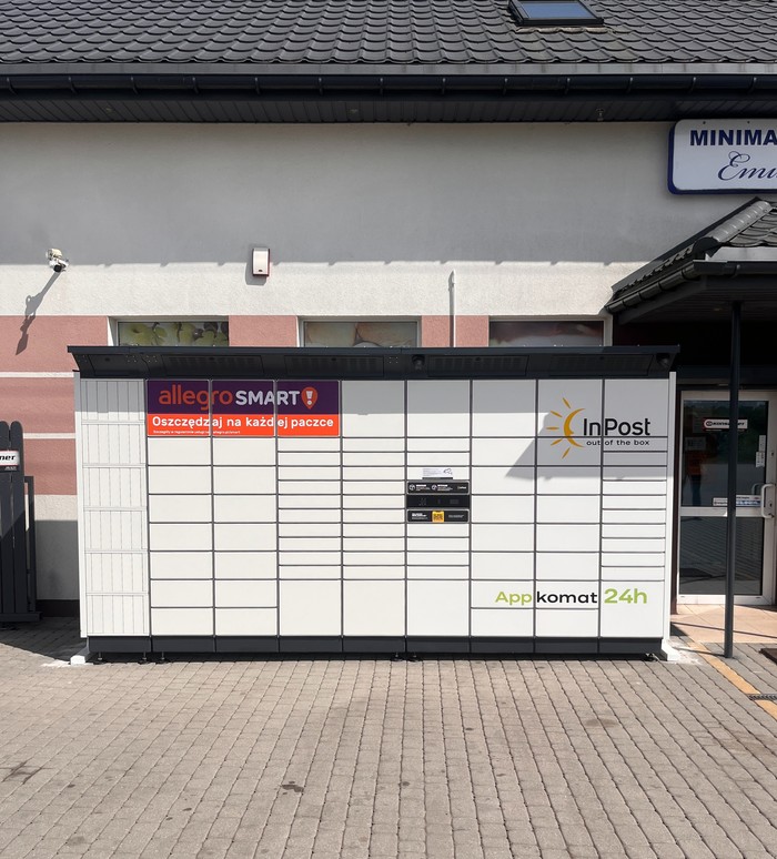 Paczkomat HSY01BAPP parking przed sklepem