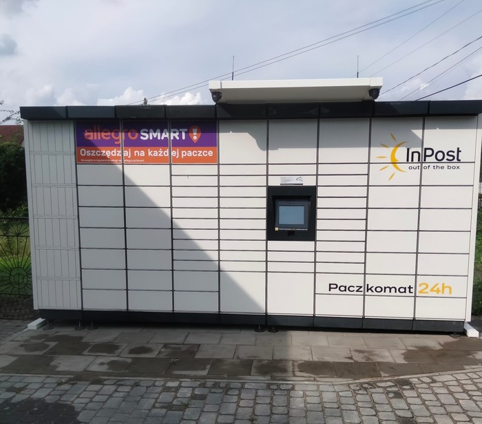 Parcel Locker HUCI01M Parking przed sklepem